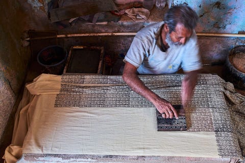In de Indiase deelstaat Rajasthan gebruikt een ambachtsman een houten drukblok om saristof van een patroon te voorzien Deze regio is een van de centra van dit traditionele ambacht wat niet alleen te zien is op saris maar ook op gewonere kledingstukken