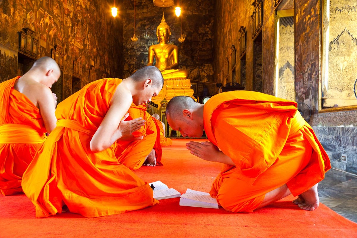 In Bangkok is het bijna onmogelijk om de monniken die in hun prachtige saffraankleurige gewaden door de stad lopen te ontlopen De Wats of tempels zijn grotendeels open voor het publiek waardoor het makkelijk is om een ceremonie bij te wonen en de prachtige architectuur en cultuur van dichtbij te zien Toen ik in de Wat Suthat in de oude stad van Bangkok aan het fotograferen was kwam ik deze scene tegen De monniken waren zeer ontvankelijk dus ik begon te fotograferen en legde dit beeld vast dat niet alleen de prachtige gouden Boeddha toont maar ook de monniken terwijl ze hun dagelijkse gebeden uitvoeren