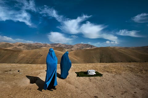 Twee vrouwen zijn langs een bergweg in Afghanistan gestrand en wachten op hulp Toen fotograaf Lynsey Addarioze tegenkwam stond Noor Nisa rechts op het punt te bevallen Ze was met haar moeder en echtgenoot op weg naar het ziekenhuis in Faizabad Toen hun auto tijdens de vier uur durende rit stukging was haar man hulp gaan zoeken Addario die al meer dan tien jaar reportages maakt over moedersterfte rond de geboortebracht de familie uiteindelijk naar het ziekenhuis