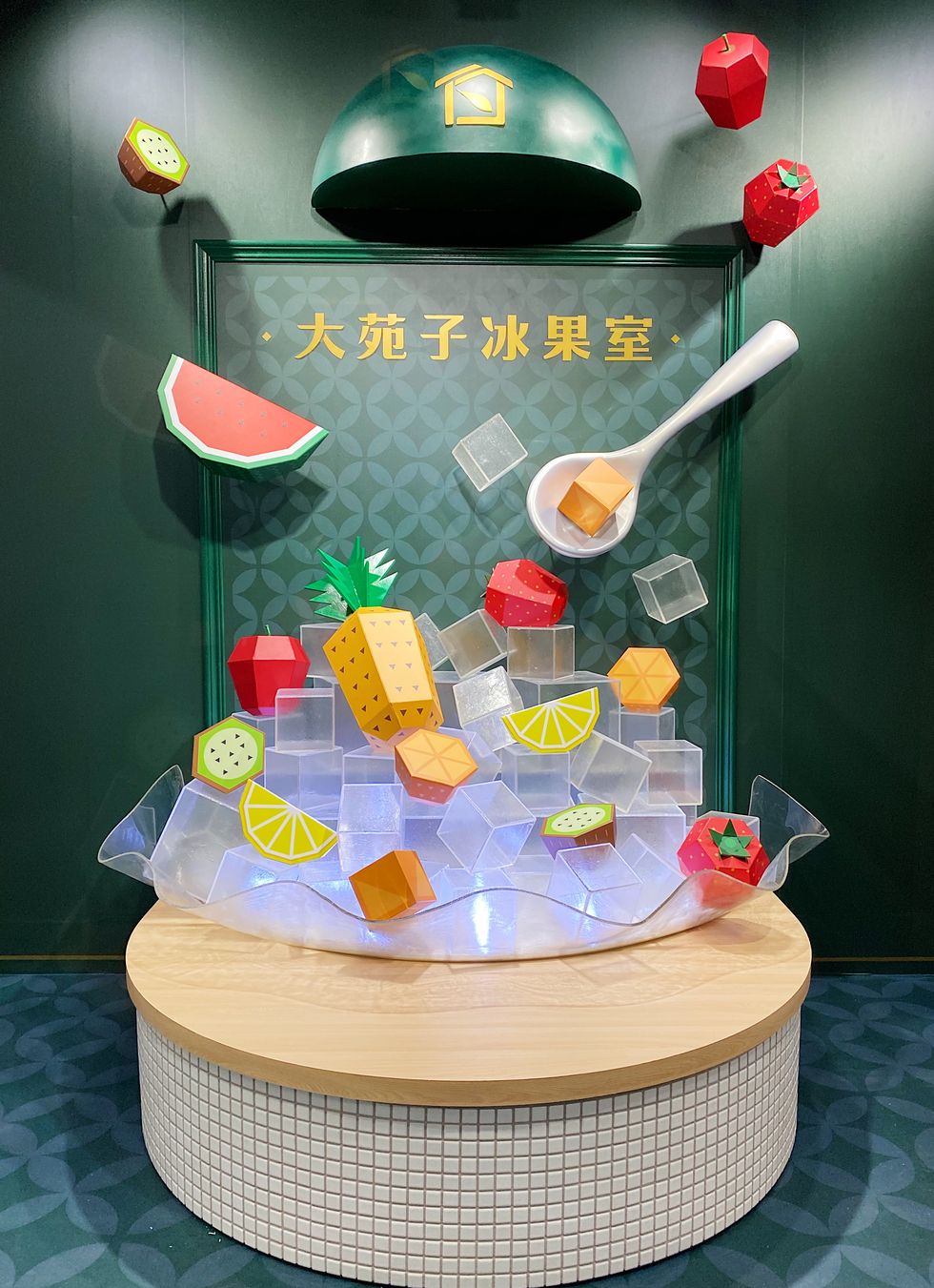 大苑子開「復古冰果室」！霓虹燈牌、拼接磁磚可愛滿點，現切水果、鮮果冰、特調果汁通通吃得到