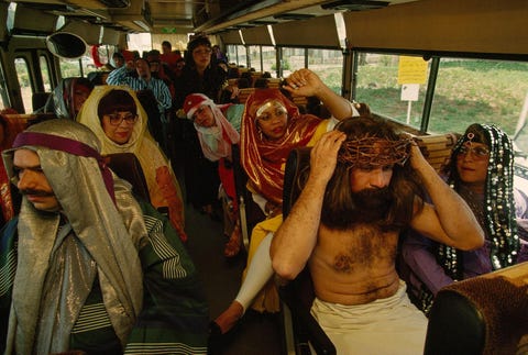 Toneelspelers zijn onderweg naar de Via Dolorosa een straat in Jeruzalem Vanaf hier zullen ze vertrekken richting Golgotha de heuvel waar Jezus werd gekruisigd Het naspelen van deze tocht is traditie op Goede Vrijdag