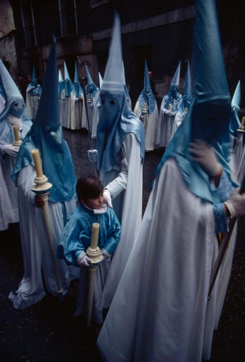 In veelSpaanse gemeenten zijn er tijdens Semana Santa de Heilige Week plechtige optochten In deze foto uit 1978 zien we een vader zijn zoon aanmoedigen