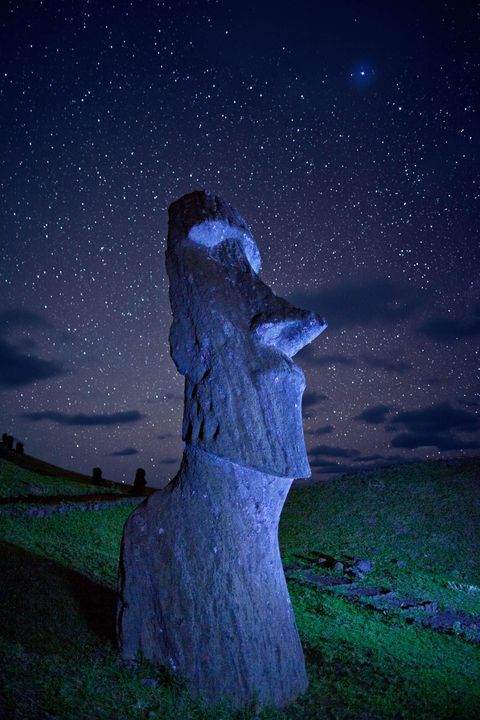 Op Paaseiland bewaakt een oud moaistandbeeld een heuvel