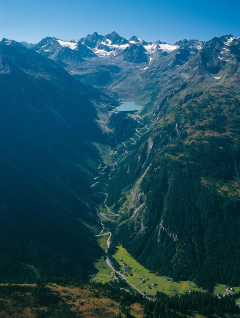 De kronkelende Silvretta Hochalpenstrasse wordt gezien als een van de mooiste wegen in de Alpen gezegend met talloze panoramas van de omliggende bergen en een indrukwekkend bergmeer Het unieke uitzicht over dit meer kan het best bewonderd worden vanuit het Silverettaseerestaurant