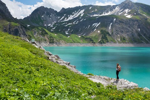 Hoog in de bergen  helemaal aan het einde van het Brandnertal  loopt de weg dood maar een gondel de Lnerseebahn brengt je verder omhoog Wanneer je de lift uitkomt word je overdonderd door een turquoiseblauw meer dat ligt te schitteren in de zon de Lnersee Dit natuurlijke stuwmeer ligt aan de voet van de Schesaplana met 2965 meter de hoogste berg van het Rtikon Drink een biertje bij het restaurant direct bij de lift of wandel het meer helemaal rond