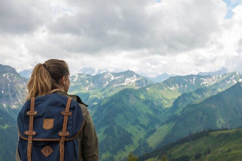 Wie op vakantie wil ontspannen zit helemaal goed in het knusse Kleinwalsertal Deze afgelegen groene vallei omringd door 36 bergen is enkel te bereiken via een weg vanuit Duitsland Hier laat je door een Lebensfeuercoach 24 uur je hartslag meten om inzicht te krijgen in je gezondheid en welke vitaliteitsroutes in het dal daar het beste bij aansluiten activerende herstellende of balansroutes Met of zonder coach tot rust kom je in dit rustzoekersparadijs zeker