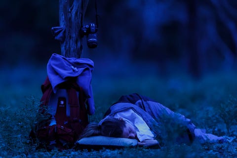 Overnachten doen de cursisten tijdens de 3daagse survival tracking in de wildernis met enkel een matje en een slaapzak zonder de bescherming van een tent Deze foto werd gemaakt tijdens de tweede nacht waarbij de groep verspreid sliepop een een hooggelegen plek die uitzicht biedt over het uitgestrekte bosgebied van Somkhanda