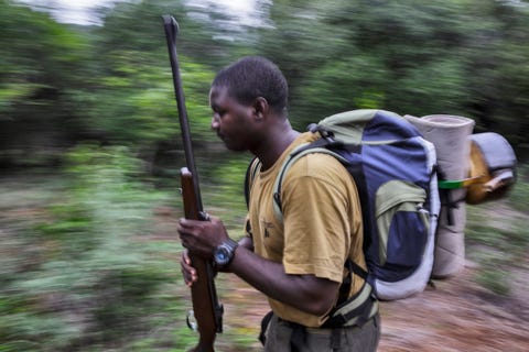 Picket Chabwedzeka is een ervaren ranger uit Zimbabwe met een vriendelijk rond gezicht Op jonge leeftijd droomde hij er al van om parkwachter te worden maar hij komt uit een arm gezin dat geen geld had om hem te laten studeren Jarenlang werkte hij daarom als ober in Zimbabwe om geld te sparen dagelijks fietste hij daarvoor 24 kilometer op en neer Met zijn spaargeld en een beurs kon hij uiteindelijk natuurbeheer gaan studeren in Kaapstad Nu traint hij rangers door heel Afrika Zo ookin Somkhanda waar hij deze 10daagse rangercursus heeft opgezet