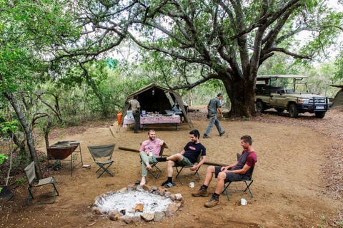 Terug in het Scotia Camp waar de cursisten een langverwachte douche kunnen nemen Dit primitieve kamp is ineens ontzettend luxe na drie dagen zonder bedden stoelen of stromend water