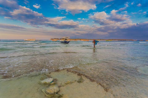 Gili Trawangan is het grootste van de eilanden met een populatie van ongeveer 1500 mensen Hier vinden toeristen alles wat ze nodig zouden kunnen hebben prachtige resorts tal van mogelijkheden om te duiken en een gevarieerd nachtleven Tr na Ng claimt zelfs dat dit het kleinste eiland ter wereld is waarop je een Ierse pub vindt