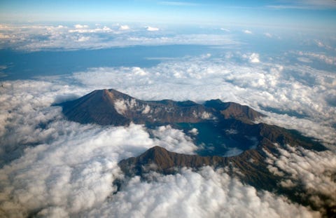 Om de Gilieilanden vanuit een heel ander perspectief te bekijken beklim je Mount Rinjani op Lombok of Mount Agung op Bali Geniet op een van deze indrukwekkende uitkijkpunten van het perfecte uitzicht over de drie eilanden