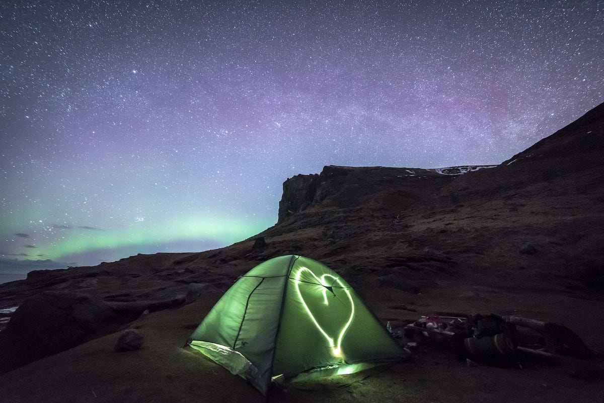 Mijn tentje stond op het strand Kvalvika bij de Lofoteneilanden in Noorwegen vertelt Damon Voor deze foto zette ik de sluitertijd op 30 seconden In die tijd rende ik naar binnen en tekende ik met mijn zaklamp een hartje op de zijkant van mijn tent