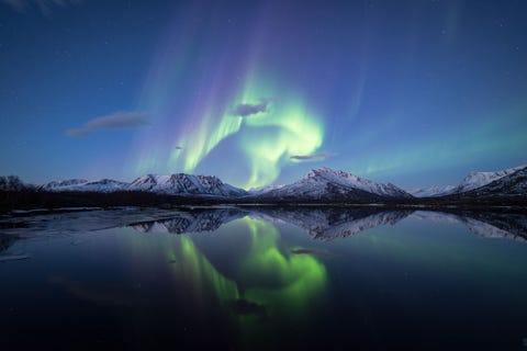 We sliepen op het strand Bleik van het eilandAndya Noorwegen Slechts enkele minuten nadat de zon onderging verschenen de auroras trouw als altijd aan de hemel