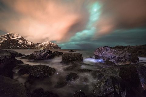 De golven kunnen groot worden bij de Lofoteneilanden dus het was zenuwslopend daar op een steen te staan om een goeie foto te krijgen van de zee de rotsen en het noorderlicht