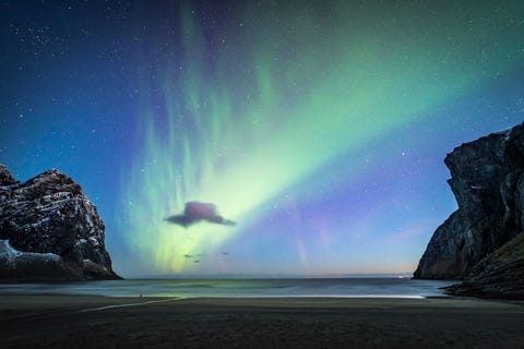 Dit was een gelukstreffer Ik zag een wolk in de vorm van een UFO en rende naar het Kvalvikastrand voor een foto van mijn vriend onder de UFO en dedansende lichten
