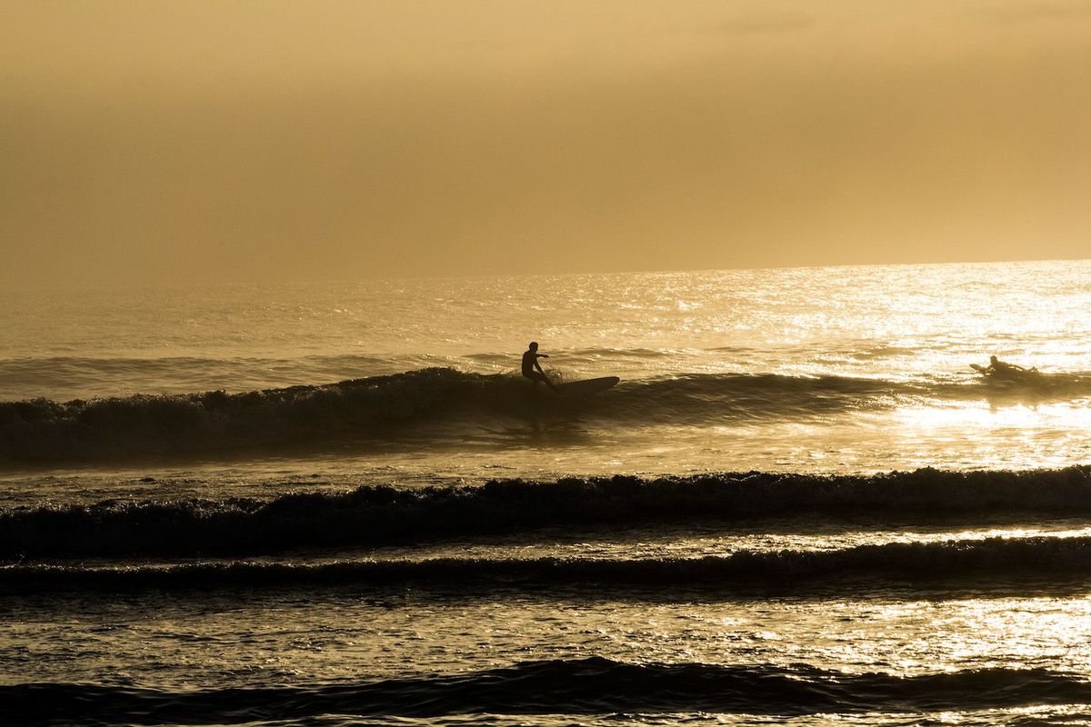 Surfen in Peru tijdens zonsondergang