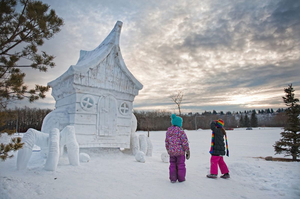 Het roept herinneringen op aan hoe de winters in Nederland vroeger waren tijdens de elfstedentochten het Silver Skate Festival ofwel het oudste festival van Edmonton Ieder jaar  al 27 keer op rij  wordt het Hawlerak Park in de hoofdstad van Alberta getransformeerd in een winterwonderparadijs Schaatstoernooien op natuurijs enorme sneeuwsculpturen en livemuziek van opkomende artiesten dit tiendaagse winterfestival in Edmonton mag je niet missen