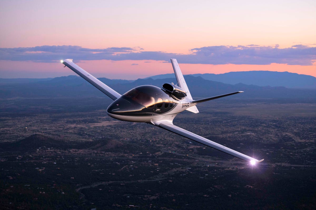Vision jet. Cirrus Vision Jet sf50. Cirrus sf50 самолет. Cirrus aircraft Vision Jet. Самолет Cirrus Vision Jet парашют.