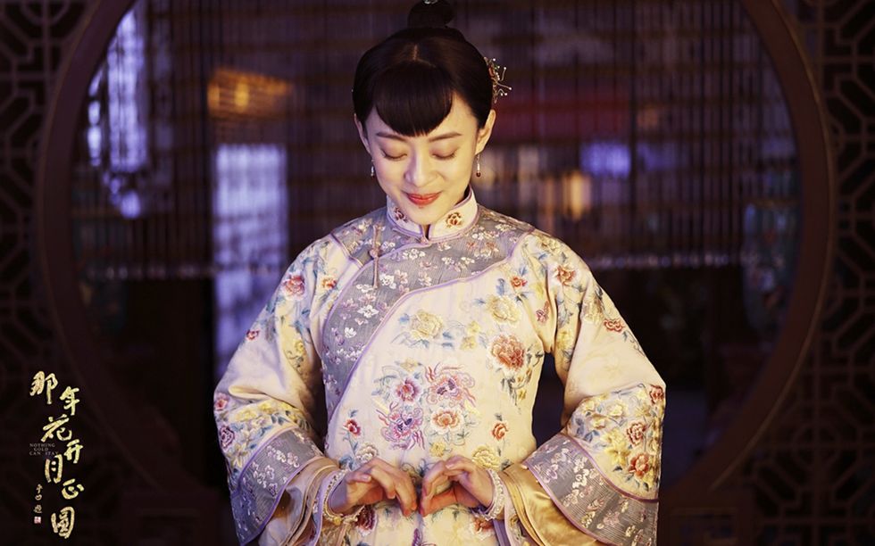 Kimono, Hairstyle, Tradition, Costume, Textile, Shimada, Photography, Black hair, Taiwanese opera, Smile, 