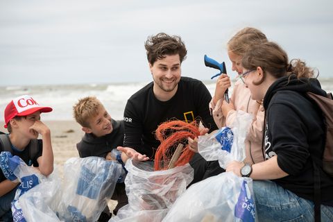 Wouter van der Vaart tijdens de National Geographic Beach cleanup