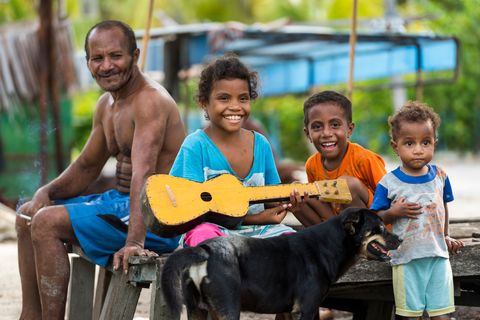 De lokale bevolking op het eiland Arborek waar volgens de auteur het gezelligste dorpje van de Raja Ampatarchipel ligt verwelkomt de kajakkers met een lach