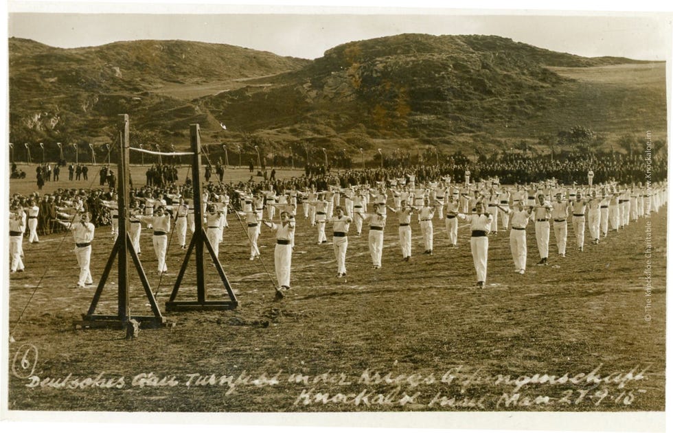 Lichaamsbeweging  noodzakelijkerwijs beperkt tot sporten die weinig ruimte nodig hadden zoals boksen of gymnastiek  was gebruikelijk in het kamp zoals deze gymnastiekdemonstratie in 1915 die niet lang na de komst van Pilates plaatsvond