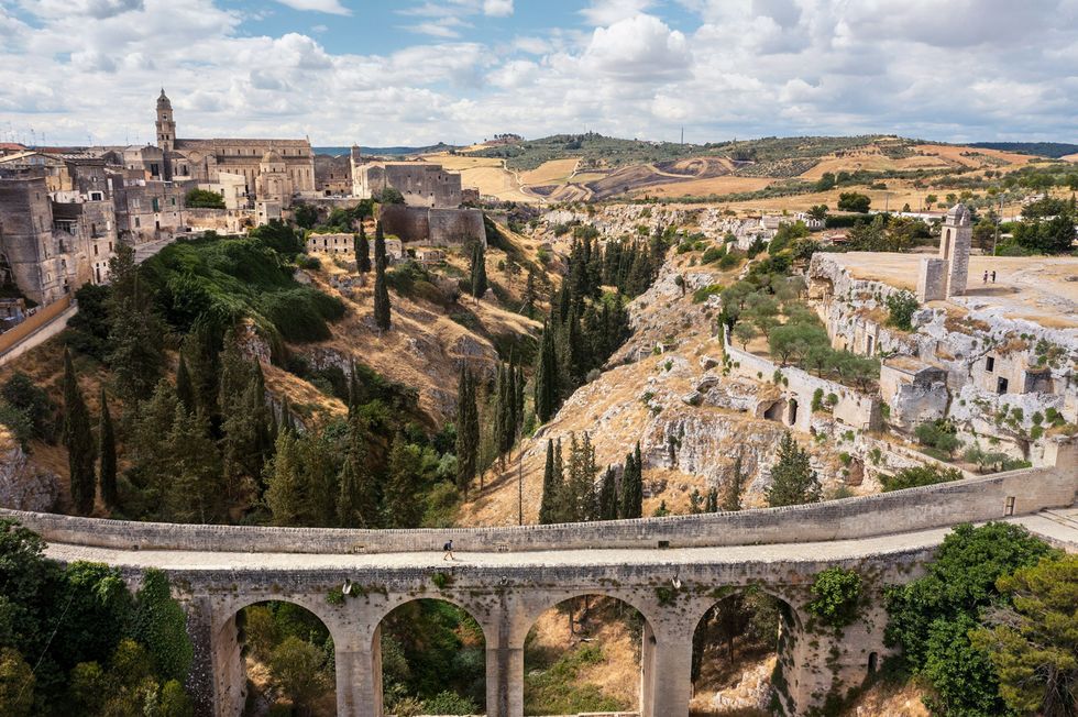 De Ponte dellAcquedotto vlak bij de Via Appia in de Italiaanse stad Gravina in Puglia te zien in de James BondfilmNo Time to Die