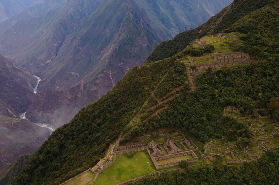 De intrigerende Incatempels en terrassen van Choquequirao liggen hoog boven de Apurmacrivier in de Peruaanse Andes