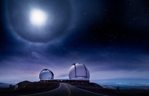 22 halo tijdens een volledige maansverduistering op 42 kilometer hoogte op de top van de Maunakea Hawaii Island