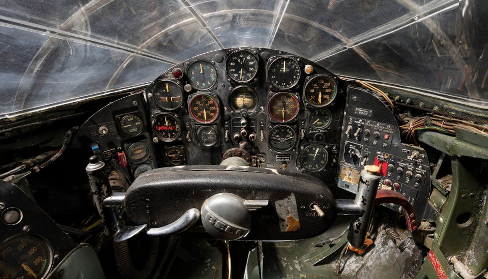 Een kijkje in de cockpit van de Bell X1 levert een beeld op van in 1947 gebruikelijke instrumentatie in gevechtsvliegtuigen let wel op de cruciale Machometer rechtsboven
