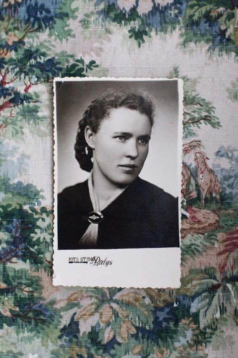 Elfriede Mller geb 1934 moest als 11jarig meisje op de vlucht slaan Op deze foto is Elfriede te zien in het huis van haar vriendin en medewolfskind Margot in Kaunas Litouwen