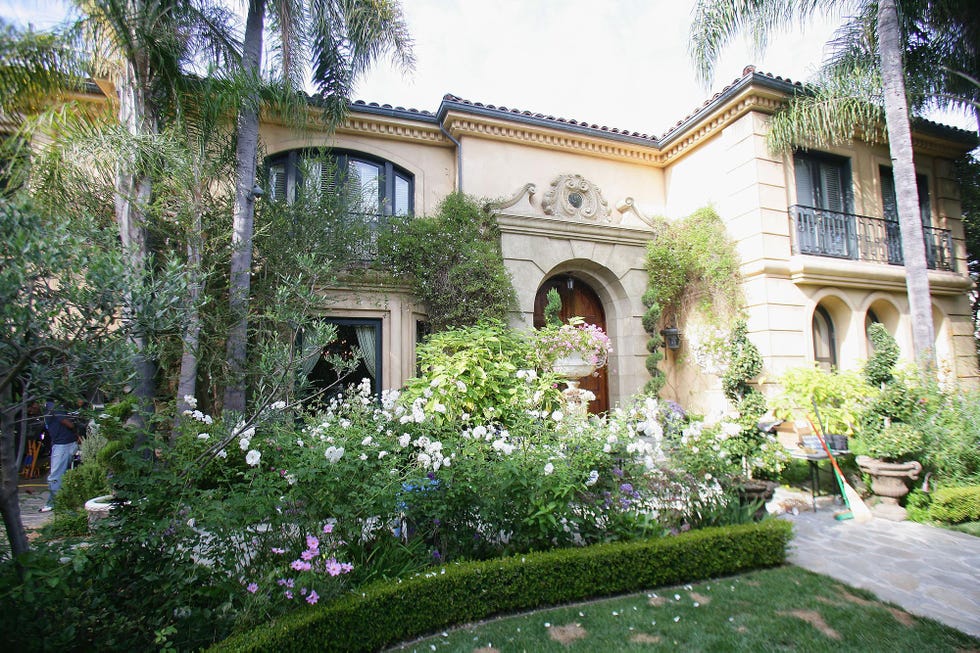 los angeles, ca september 18 sharon osbourne home portrait session to promote her new book "sharon osbourne extreme my autobiography " at her la home on september 18, 2005 in los angeles, california the memoirs tell of the businesswoman, tv star and awardwinning producer's childhood as the daughter of rock manager don arden, managing and marrying rock legend ozzy osbourne and her own rising fame on shows such as the osbournes and the x factor photo by dave hogangetty images