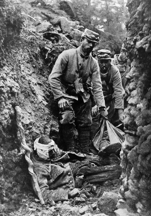 Soldaten halen de lichamen van gesneuvelde militairen uit een loopgraaf in de streek Argonne