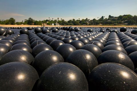 Schaduwballen zijn gemaakt van zwart polyetheen en bedekt met een coating tegen ultraviolet licht om de afbraak van het plastic tegen te gaan