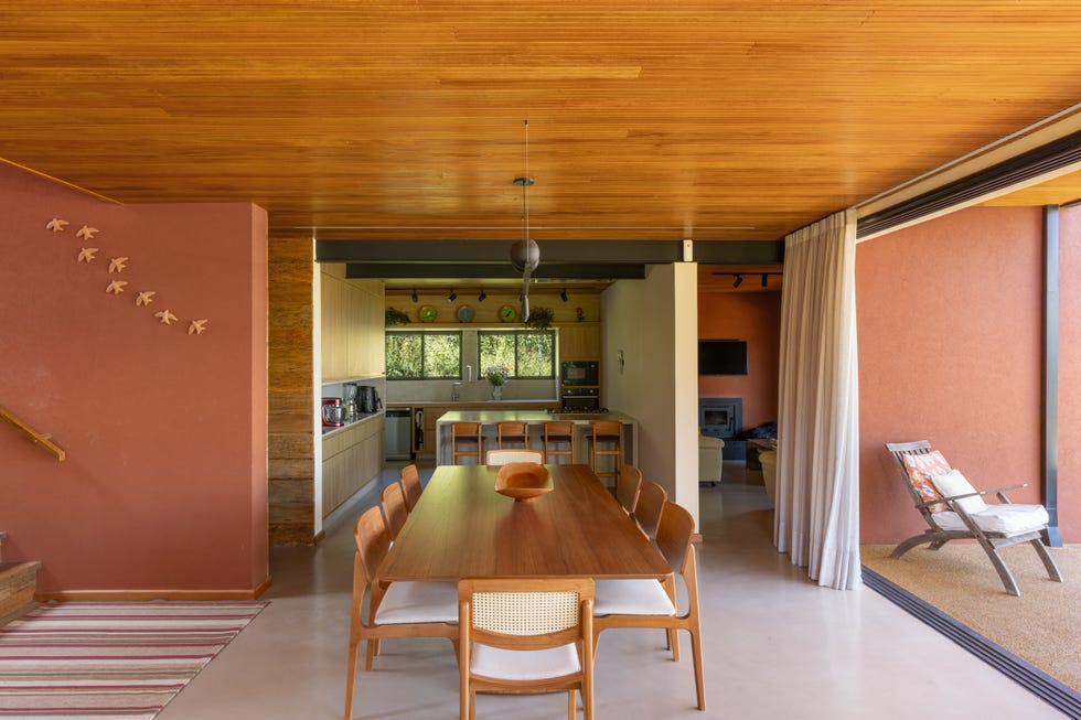 casa roja de los 90 de vivienda convencional de espacio pequeños a abrirse al paisaje