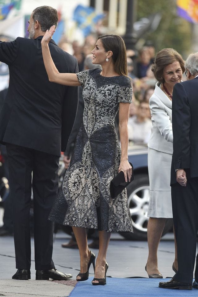 Dress, Clothing, Fashion, Event, Leg, Footwear, Shoulder, Interaction, Little black dress, Premiere, 