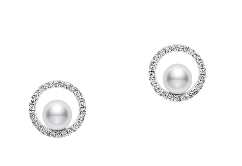 mikimoto circle系列鑽石珍珠耳環。