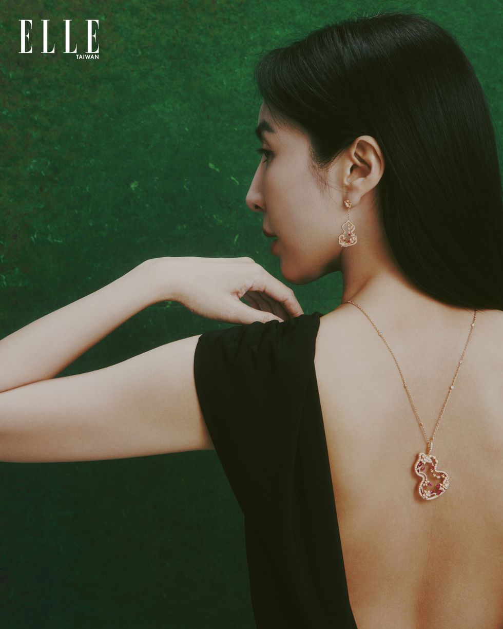 wulu garden 18k 玫瑰金鑽石及紅寶石項鏈、耳環（both by qeelin）；黑色平口垂綴洋裝（saint laurent）。
