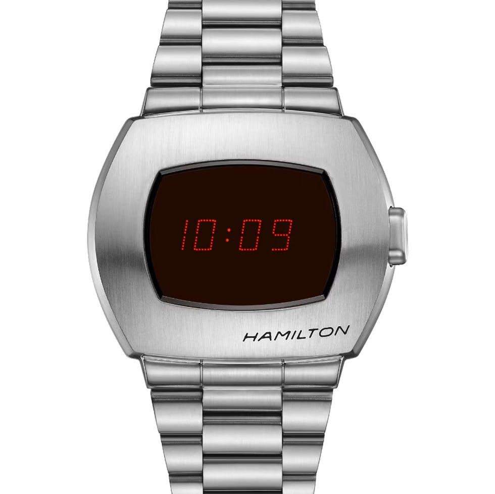 Reloj de pulsera digital con correa de acero inoxidable que muestra la hora.