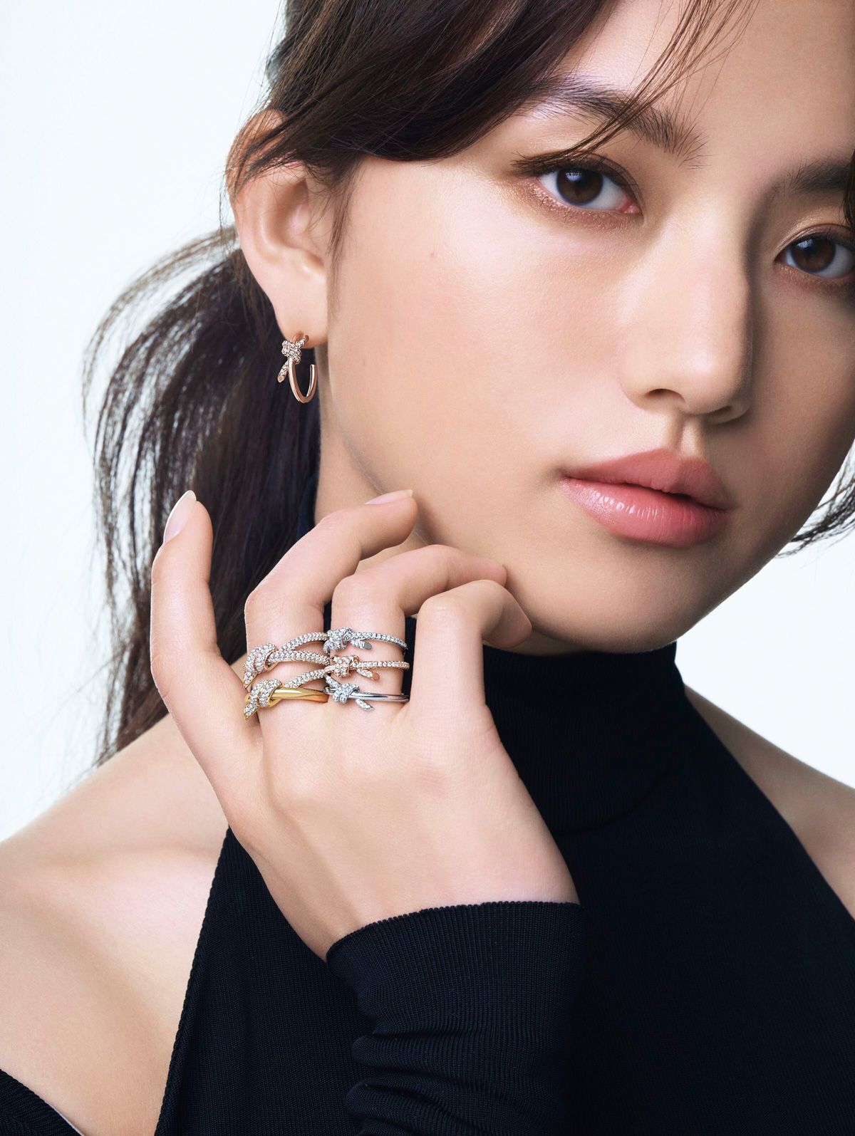 ティファニー コースター 清原果耶さんがまとうティファニーのアイコンジュエリー