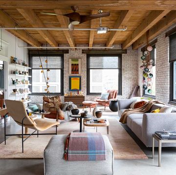 un almacén industrial convertido en un loft moderno con muebles de diseño y vintage