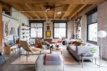 un almacén industrial convertido en un loft moderno con muebles de diseño y vintage