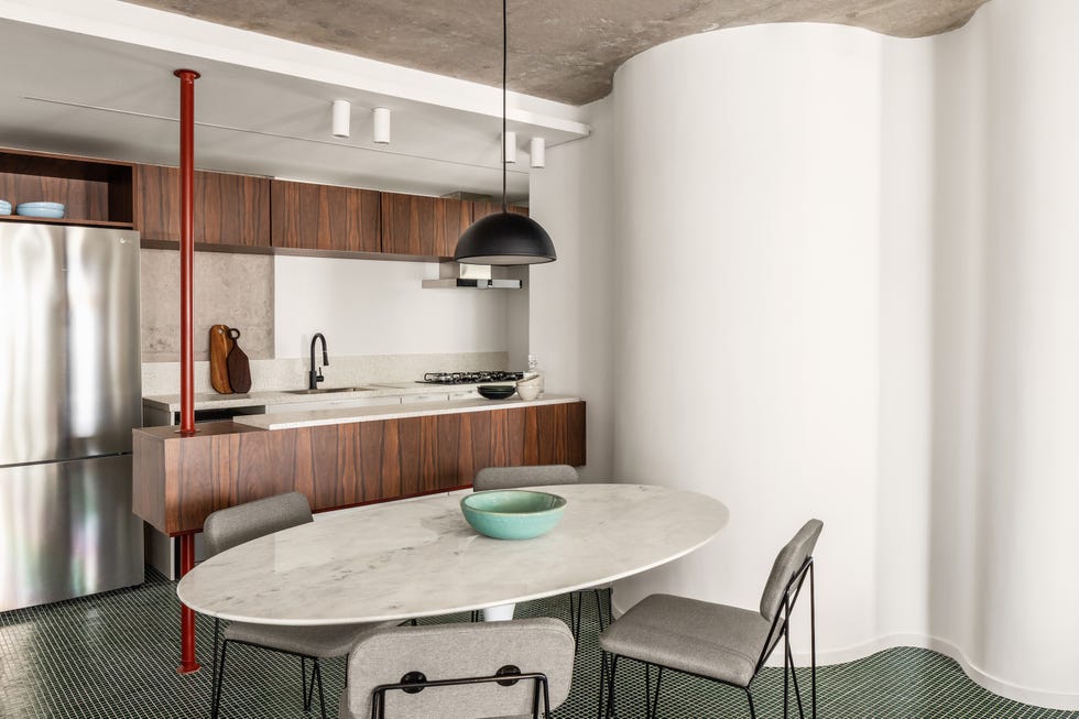 apartamento de 92 metros convertido en un hogar funcional con curvas, ceramica y una cocina suspendida