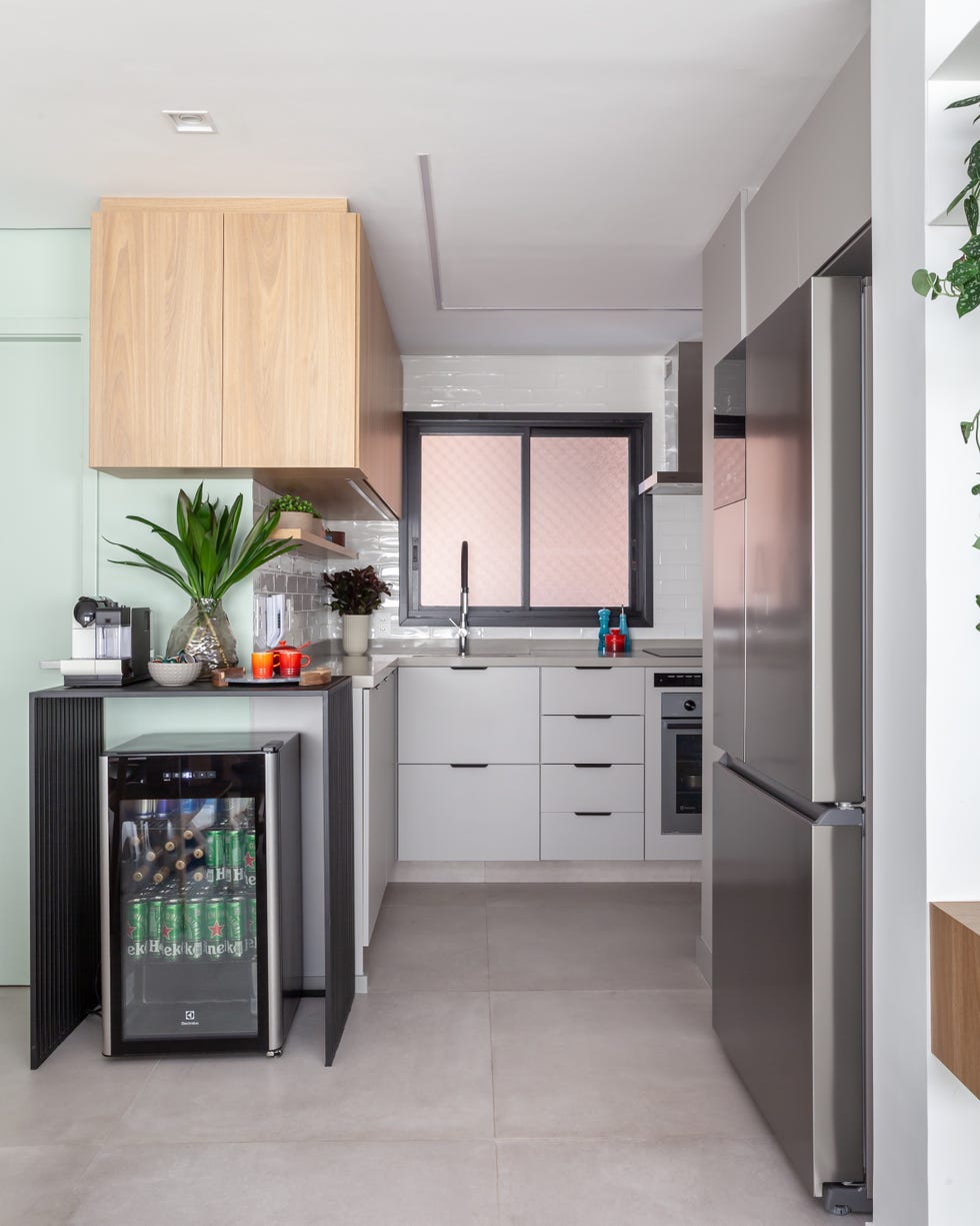 despues de unos anos, esta familia reformo su casa de 100 metros abriendo la cocina e incorporando el balcon al salon