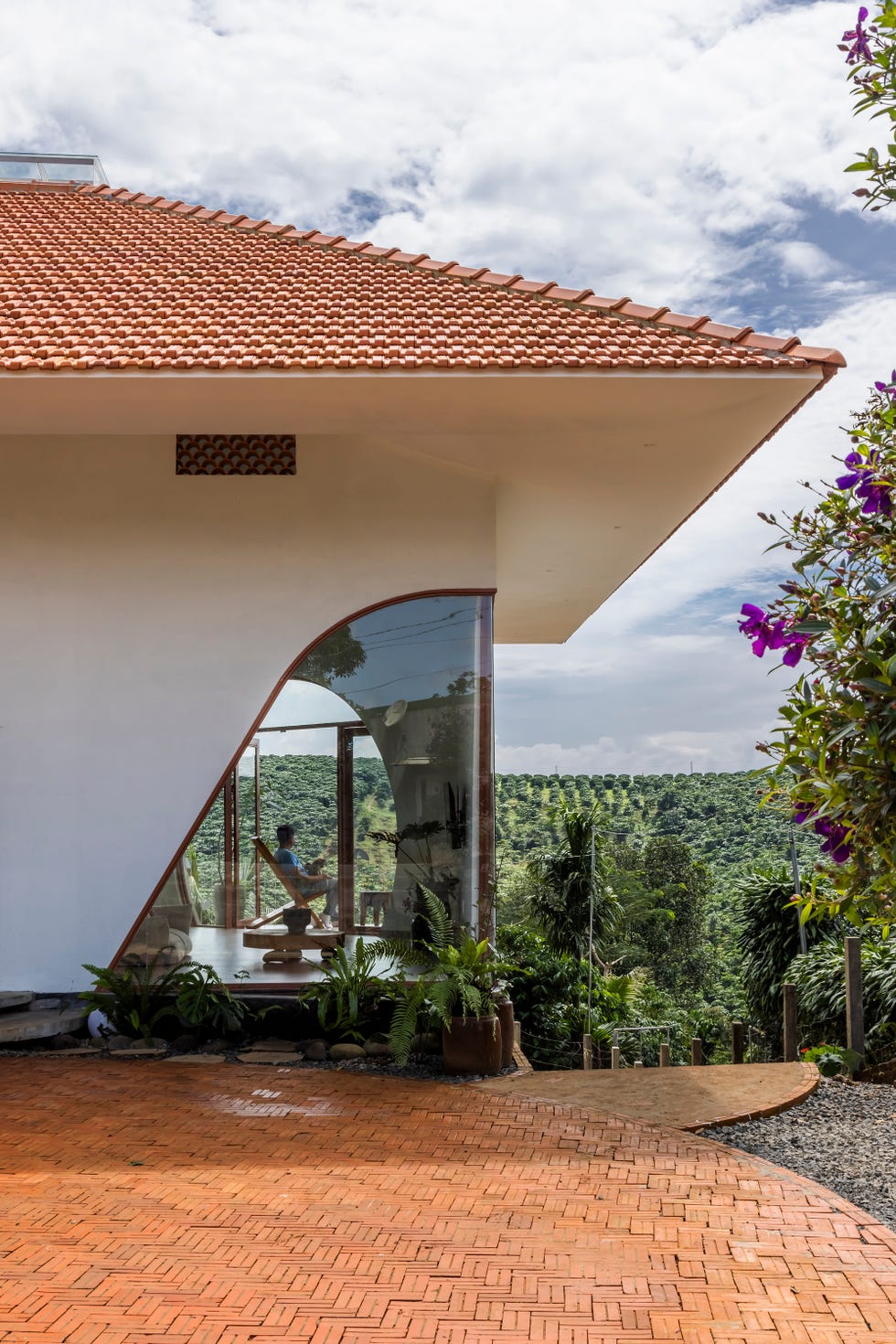 arquitectura organica, curvas y materiales naturales para una casa que redefine el concepto de hogar en un entorno tropical
