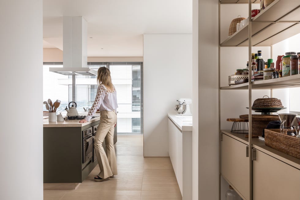 casa de 540 metros con ventanales de suelo a techo, espacios abiertos y lineas limpias tras una reforma estructural