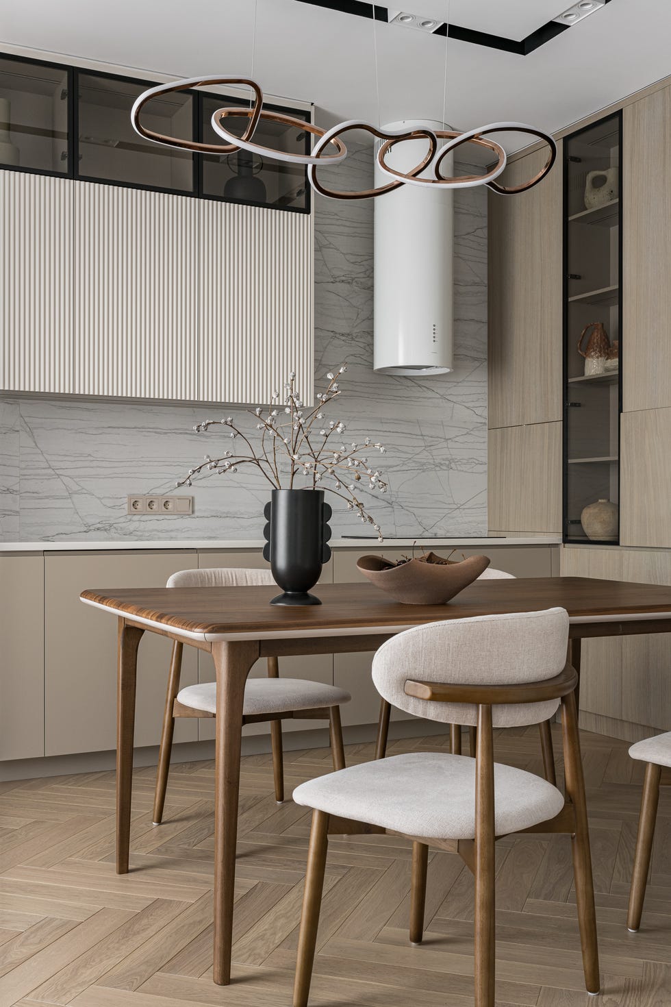 diseñada por pinteriors, esta casa combina líneas puras, curvas suaves y una paleta clara con texturas naturales, logrando un interior funcional, acogedor y lleno de detalles cuidados.