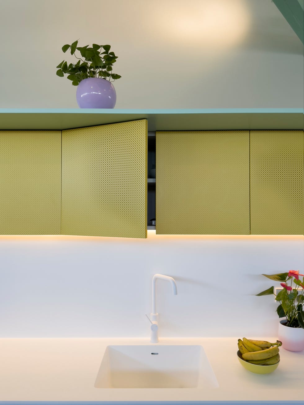 casa jn109 era una casa del madrid de los 70 con techos bajos y poca luz y ahora es un atico luminoso en verde y amarillo
