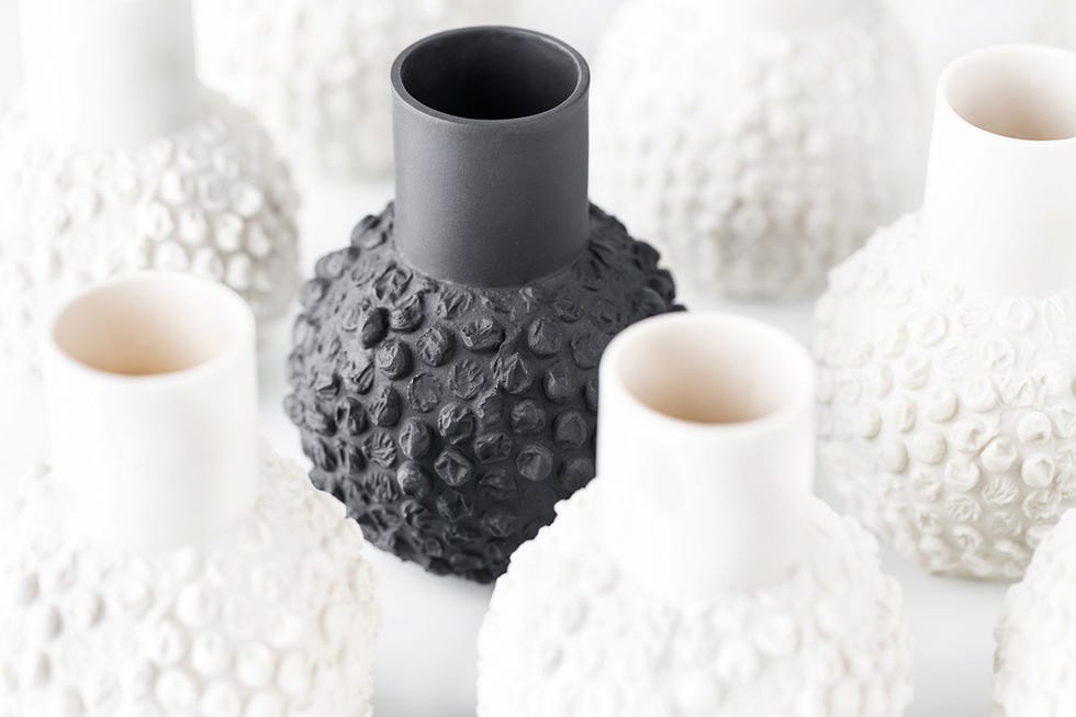 jarrones en blanco y negro con superficie de burbujas
