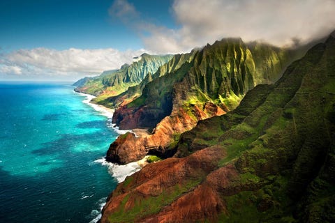 10x Plekken op Hawaï die je omverblazen Dat er zoveel adembenemende scnes in Jurassic Park te zien zijn heeft een reden Die epische landschappen van het eiland Kauai kun je niet even snel afwerken maar zou je vanuit elk perspectief moeten bekijken Op een rondleiding per helikopter zie je verbluffende watervallen zeilend langs de kust zul je je nietig voelen tegenover de majestueuze natuur een snorkelexcursie op een catamaran zal je de wonderen van het onderwaterleven onthullen en op een tour in een snelle rubberboot ontdek je zeegrotten Hawaaanse monniksrobben groepen dolfijnen of groene zeeschildpadden Kauai is het enige eiland van de staat Hawa met bevaarbare rivieren waardoor het de ideale plek is voor een kajakavontuur of wildwaterpret op een grote zwemband Hou je wel van een uitdaging Wandel dan langs de legendarische kust een route van ruim 35 kilometer heen en terug die wordt beschouwd als de beste trektocht van heel Hawa